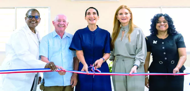 Margarita Tejeda, padre Cruz María Echeverría, Raquel Arbaje, María Isabel Pérez y Dilcia Paulino.