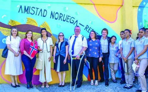 Delegación de artistas de Noruega junto a dominicanos.