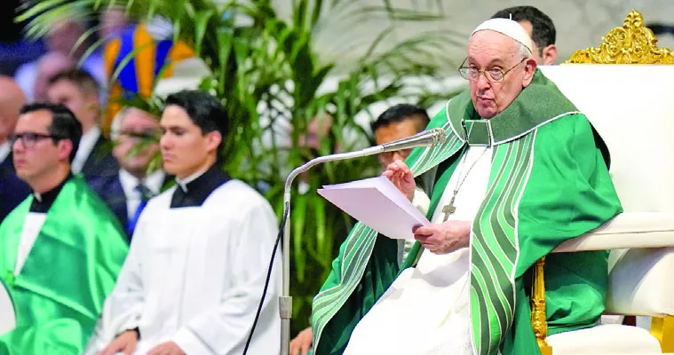 El papa Francisco clausuró un controvertido Sínodo que continuará en octubre de 2024. ap