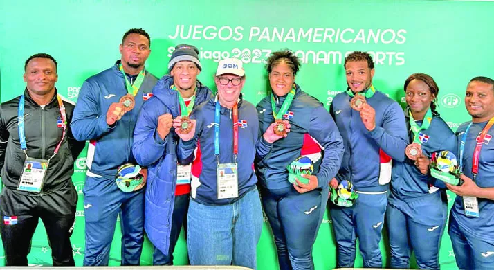 Felipe Vicini, presidente del Creso, junto a los  judocas destacados en los Panamericanos.