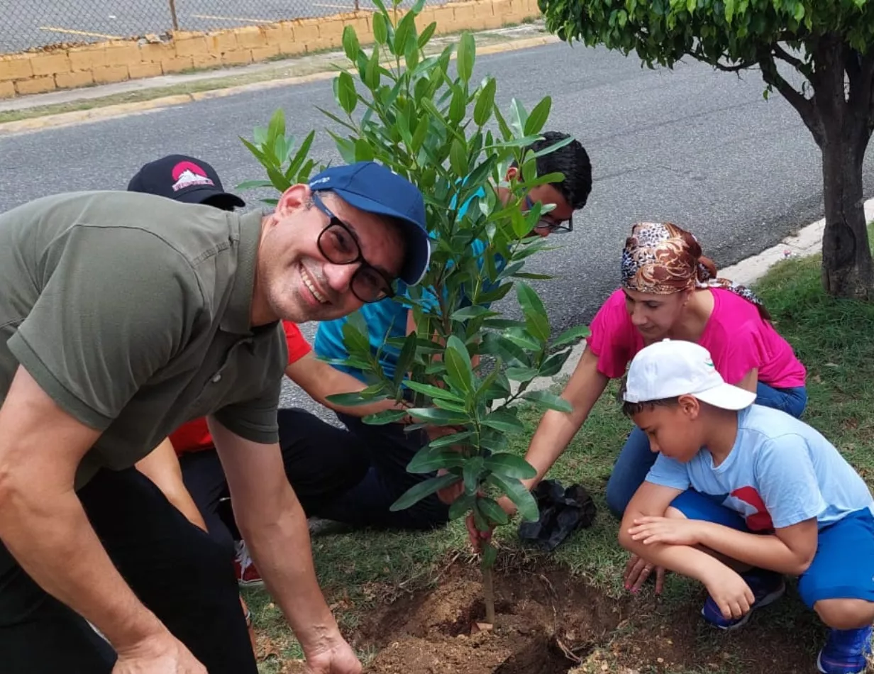 El doctor Kelvin Grullón junto a su familia rinde tributo  al planeta plantando árboles.