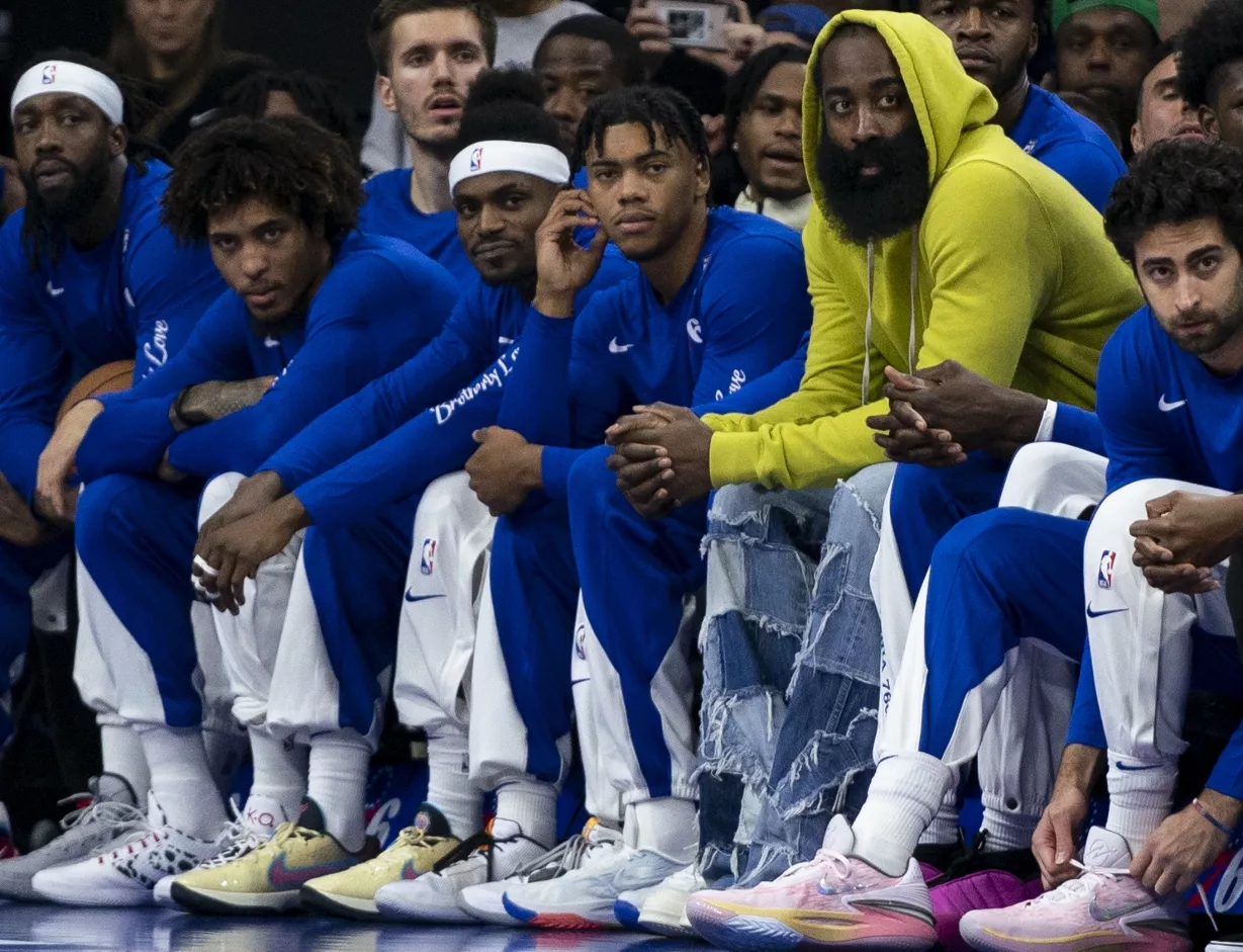 James Harden, sentado en la banca, junto a sus nuevos compañeros de  los Ángeles Clippers.
