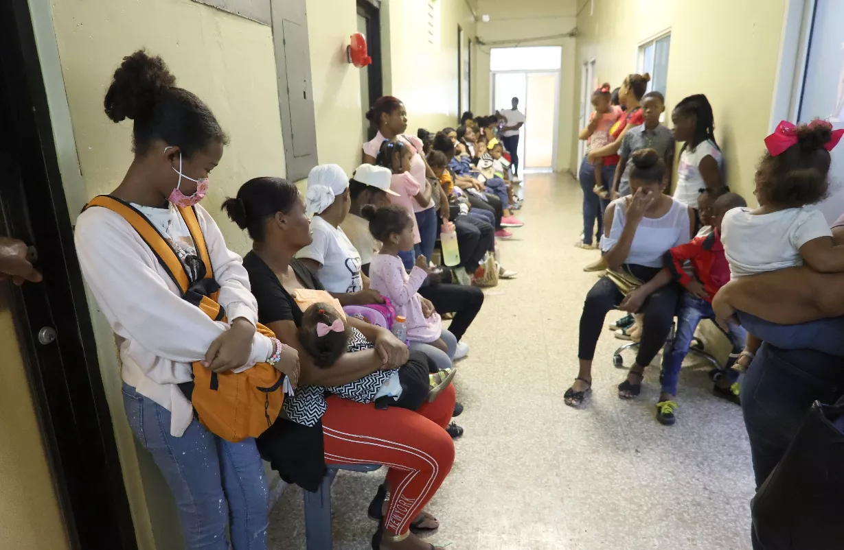 Los síntomas del dengue incluyen fiebre, sarpullido, dolor abdominal y malestar general.