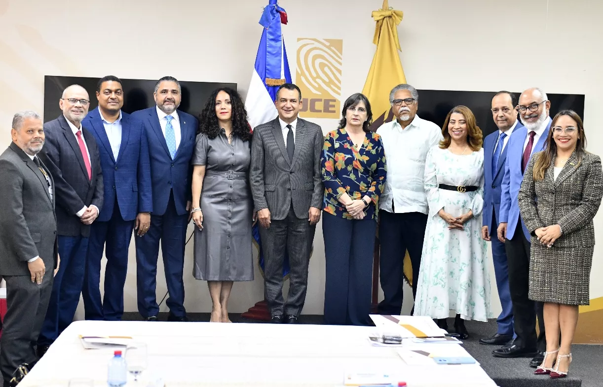 Pleno y ejecutivos de  JCE con miembros de la Sociedad Dominicana de Diarios.   Fuente externa.