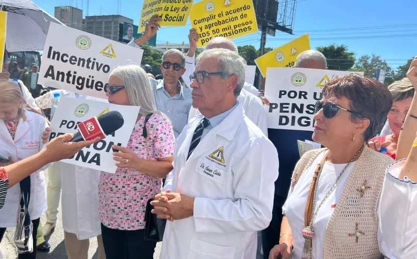 Médicos piden ser incluidos en seguro contributivo.