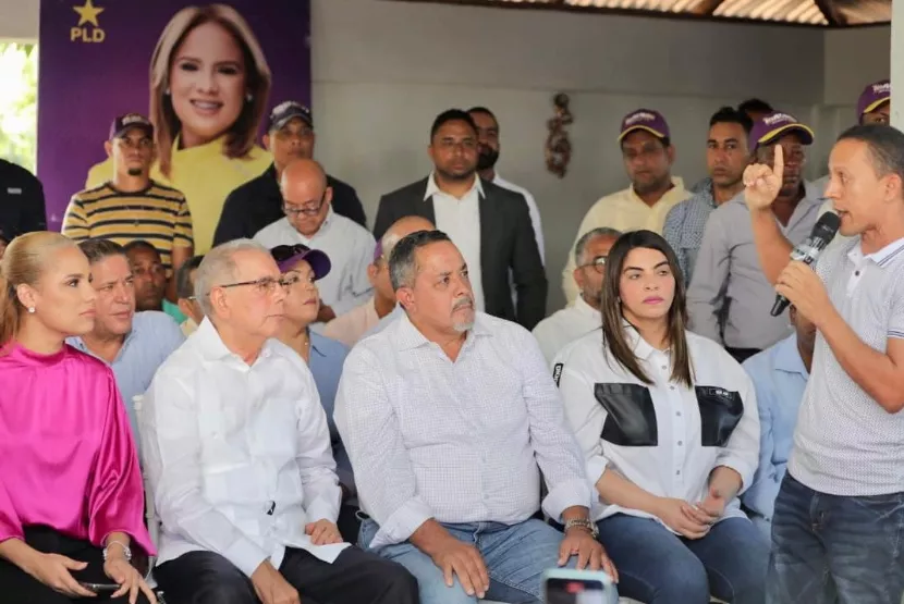 Medina  visitó ayer a productores de Cotuí.