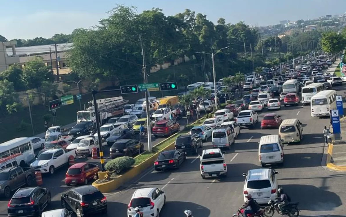 La congestión vehicular ocurre  a cualquier hora en este municipio que carece de vías.