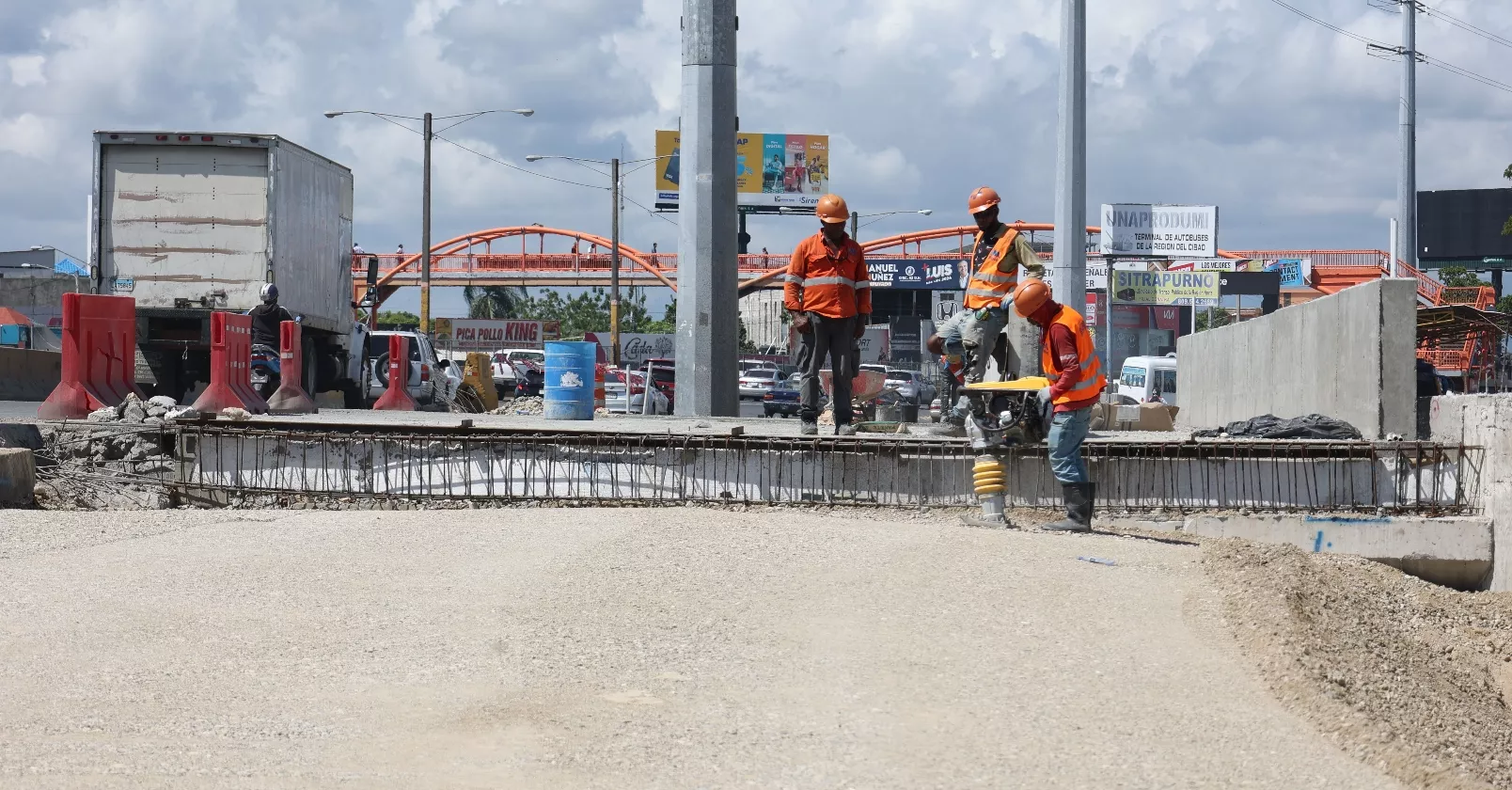 Brigadas de Obras Públicas trabajan en lo que será el piso de rodamiento del puente.  FOTO GUILLERMO BURGOS.