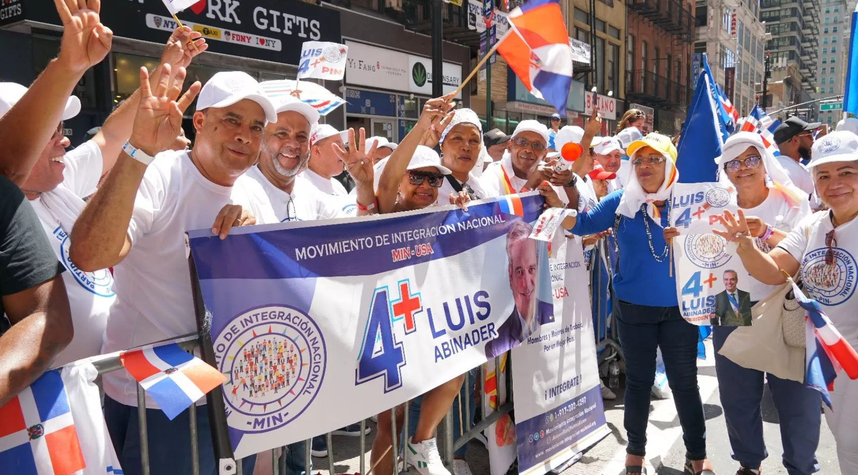 Simpatizantes del Partido Revolucionario Moderno    llevaron el 4+  para Luis Abinaderl al Desfile Dominicano en Nueva York.