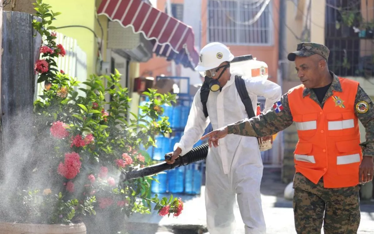 La fumigación se realiza en horas de la mañana cuando el mosquito suele salir  a picar.