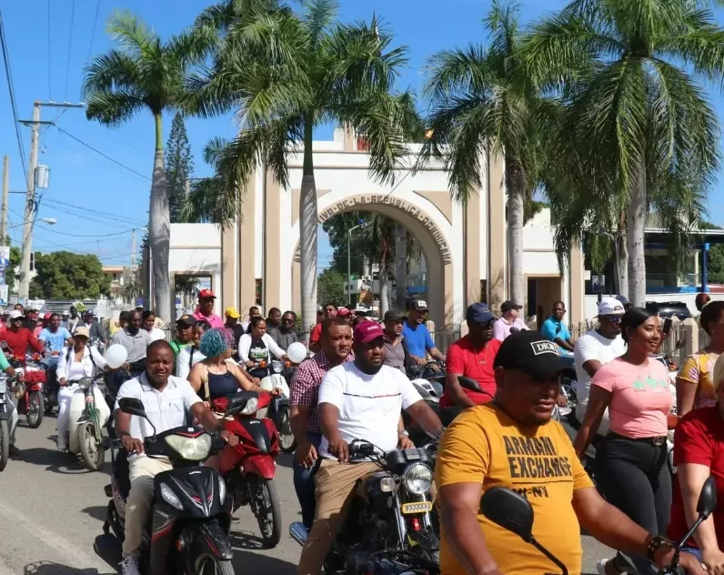Decenas de comerciantes salieron a las calles de Dajabón.