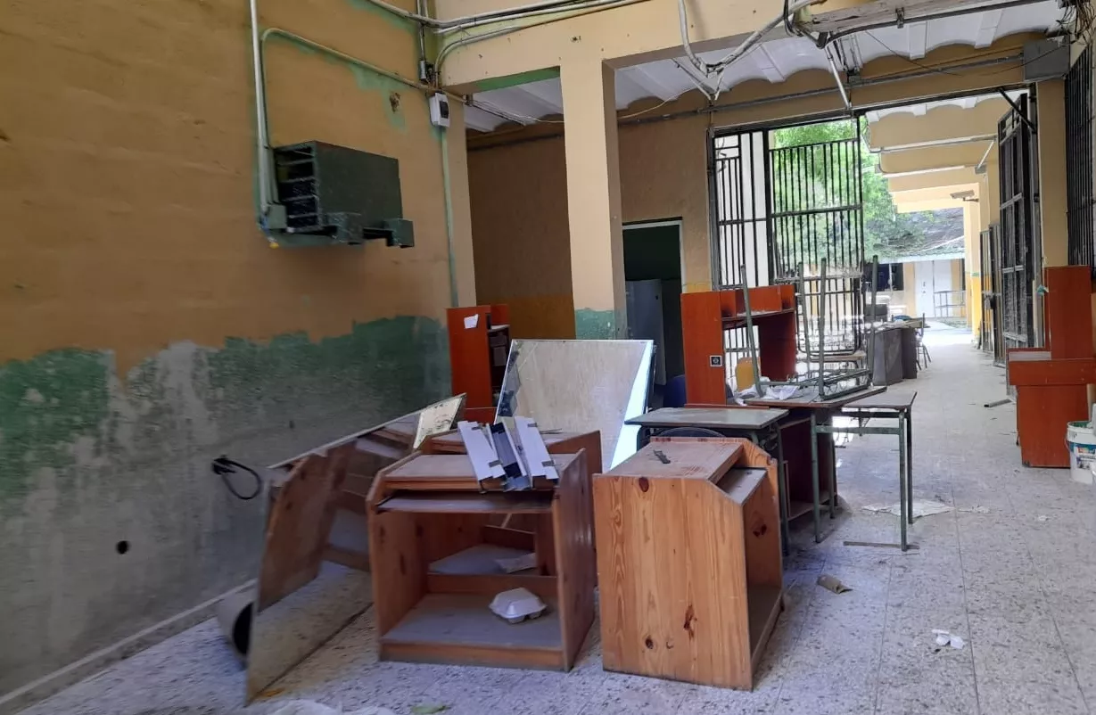 Vista del interior de algunos de los pasillos y aulas de la escuela aún con escombros.