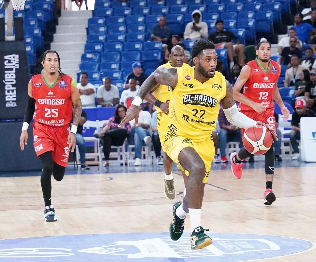 Branden Dawson, de Rafael Barias, avanza con el balón en el partido ante Bameso, de este domingo.