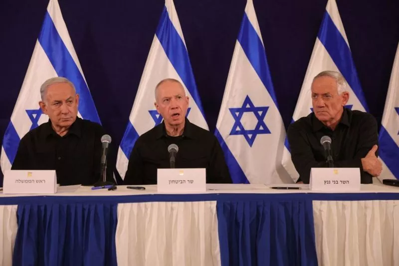 El primer ministro Benjamin Netanyahu (izq.), el ministro de Defensa Yoav Gallant y el ministro del Gabinete Benny Gantz.