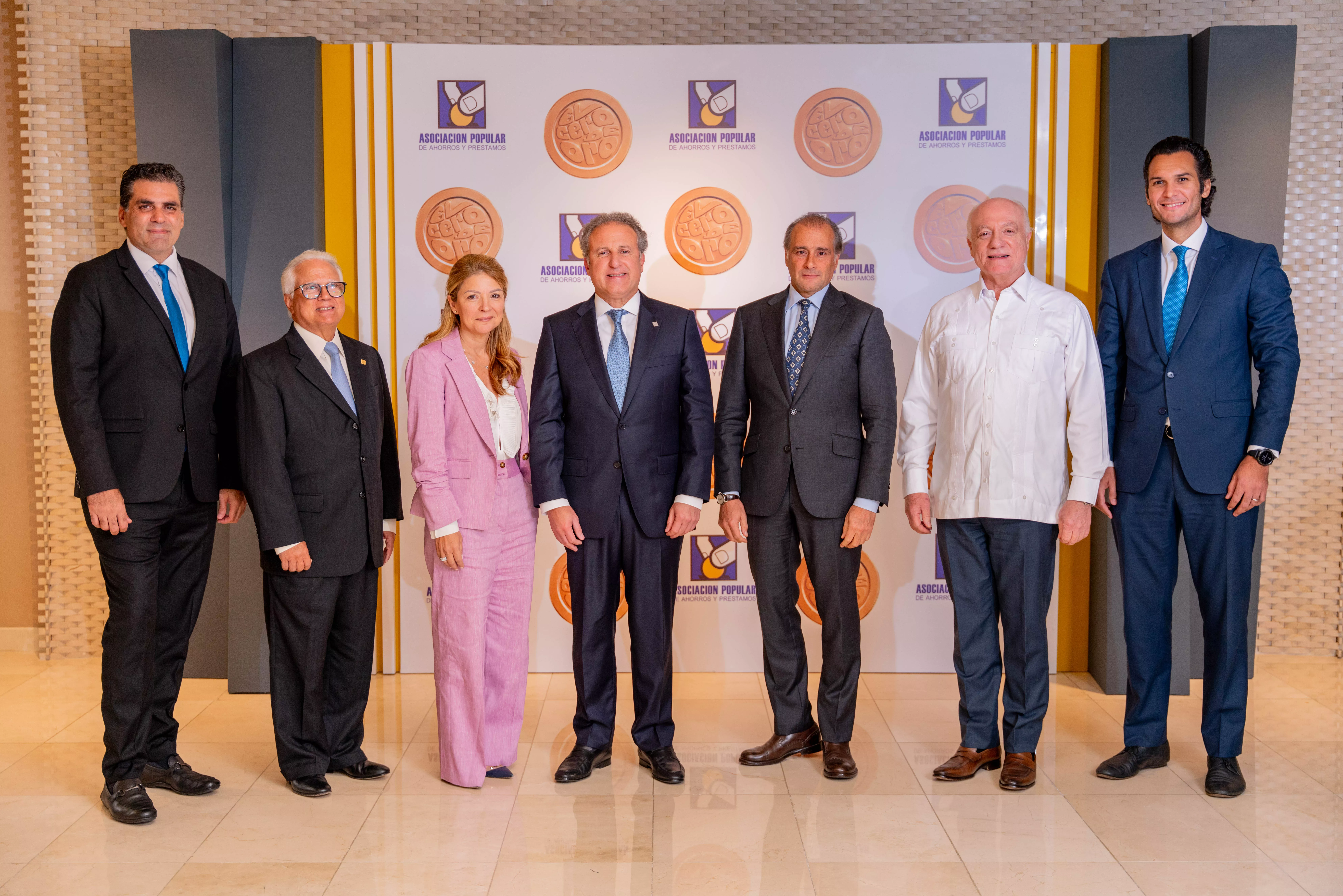 Leandro Sebele, Luis López, Mónica Armenteros, Gustavo Ariza, Lawrence Hazoury, Pedro Esteva y Serguey Forcade