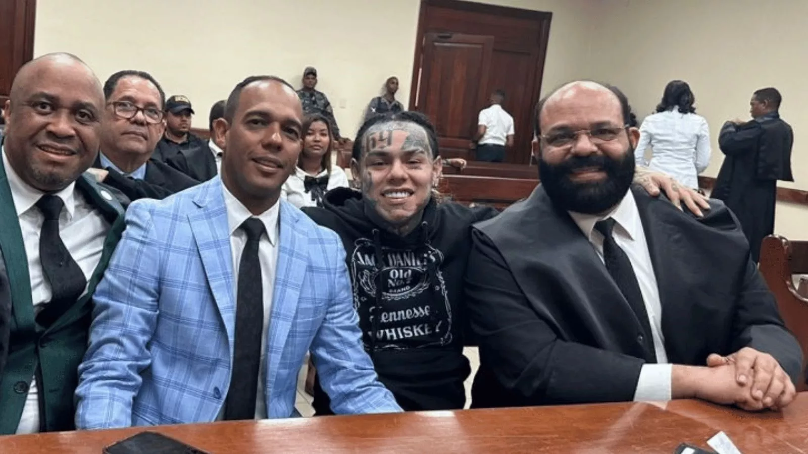 Tekashi junto a sus abogado