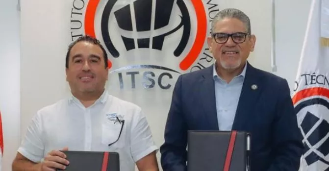 Ejecutivo de la empresa recibe el premio.