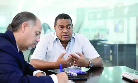 José P. Monegro  (centro)   conserva con Félix Payano.