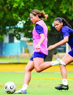 Jugadoras de la selección de fútbol durante sus prácticas.