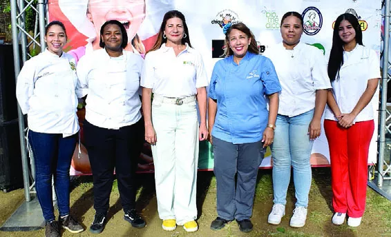 Luisa Feliz junto al equipo de gastronomía.