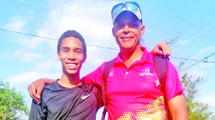 José Marte junto a su ídolo el gran  Félix Sánchez, a quien sigue con devoción.   fuente externa