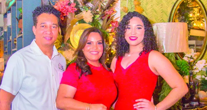Wilson Adames, Ekmania Pérez de Adames y Liznaya Adames.