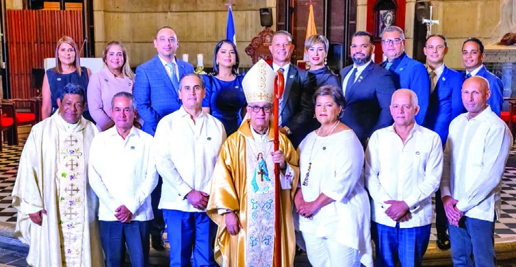 El Comité  Ejecutivo y la Junta de Directores, junto al padre Francisco Jiménez y el arzobispo Héctor Rafael Jiménez.