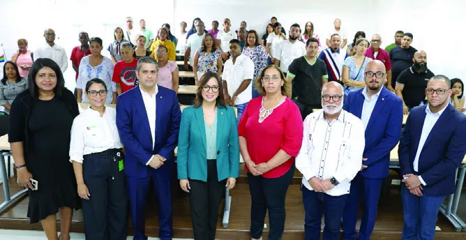 Ejecutivos del banco y directivos del colegio y provincia San Cristóbal.