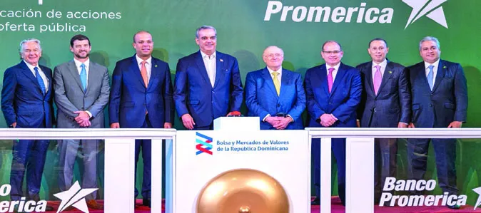 Ejecutivos del banco y Luis Abinader, en el campanazo en el Salón Las Cariátides del Palacio Nacional.