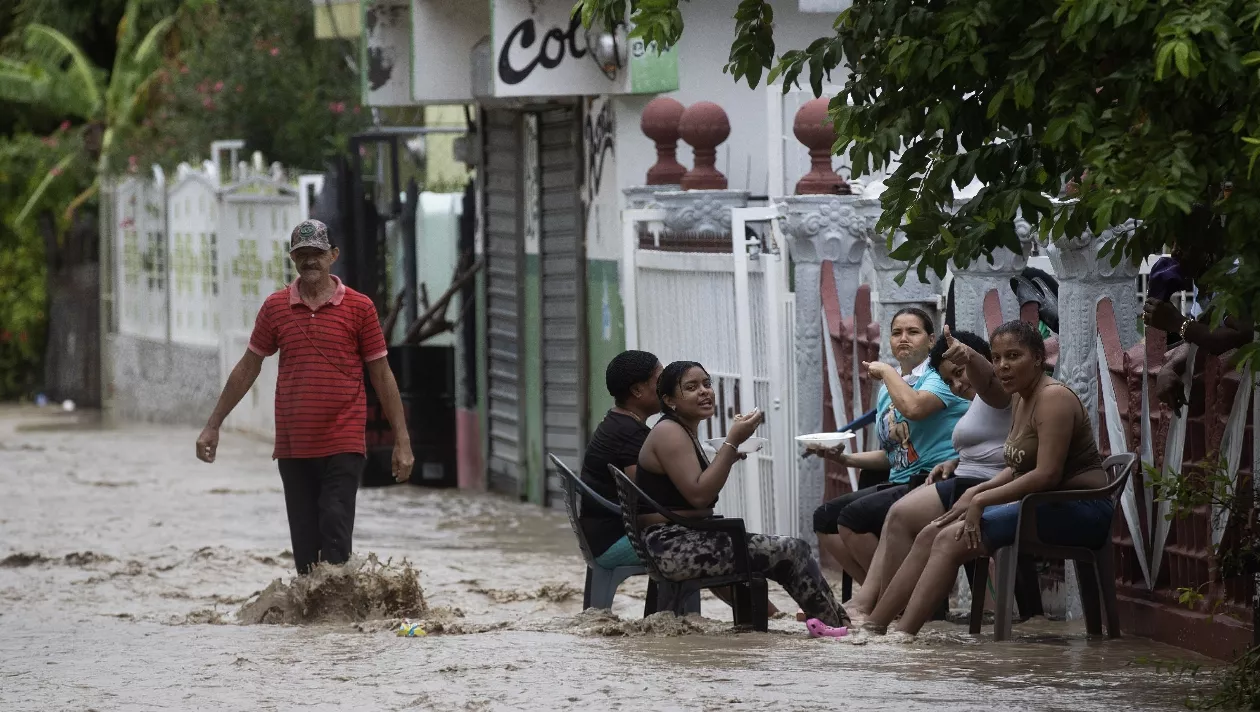 Las lluvias dejan un desaparecido y cientos de desplazados en República Dominicana