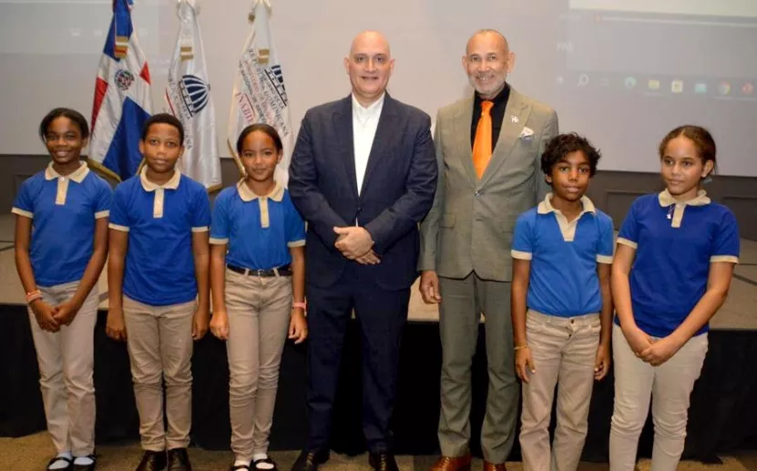 Isa Contreras  y Víctor Castro Izquierdo junto a estudiantes.