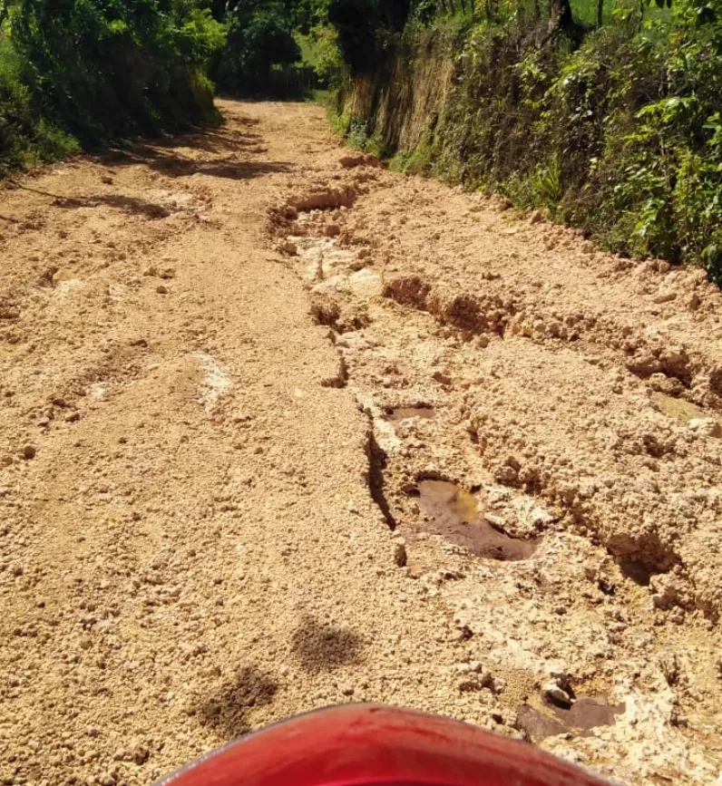 En esa condiciones está la vía de acceso  de la comunidad.