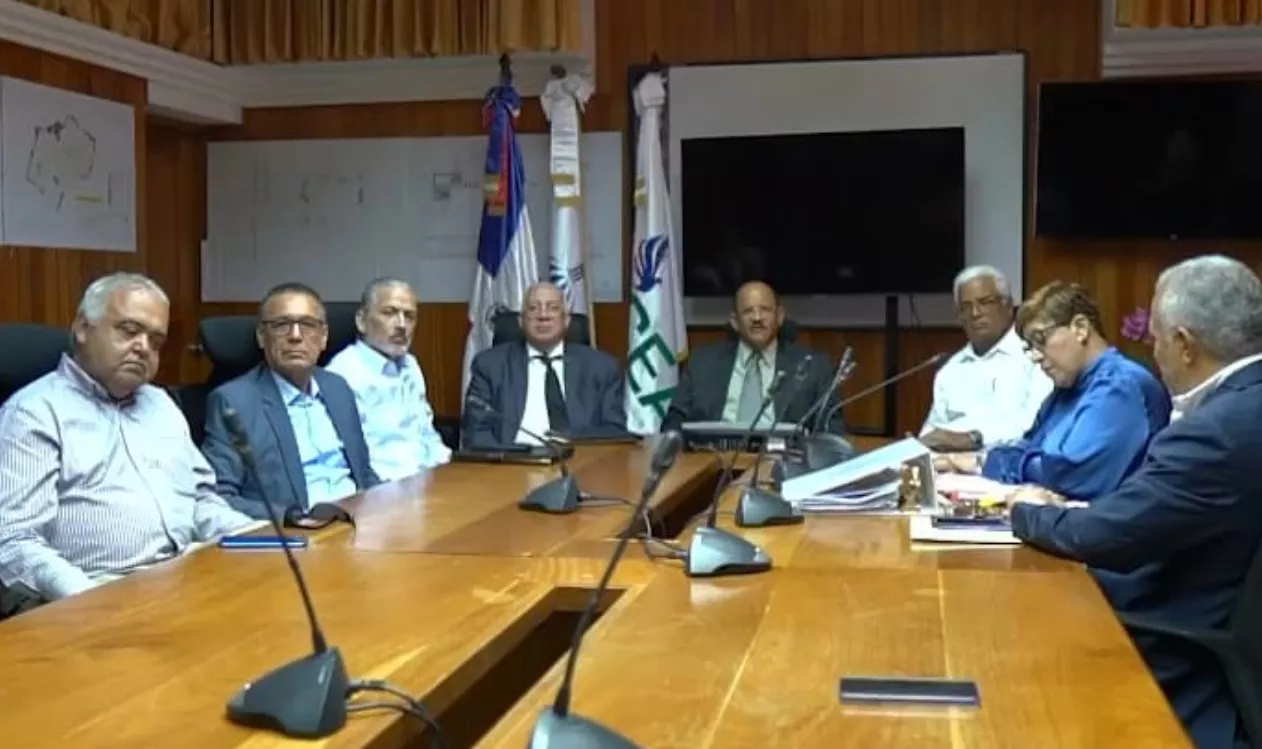 Los comisionados para revisión de los contratos de venta en una reunión de trabajo.