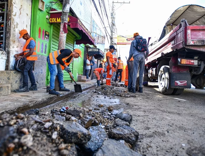 Brigada realiza  labores de rehabilitación de vías en SDO.