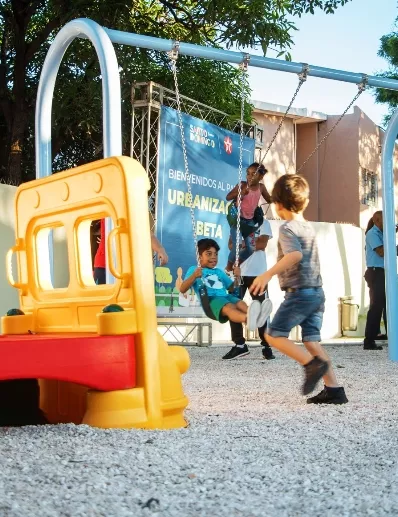 Niños se divierten en el parque entregado.
