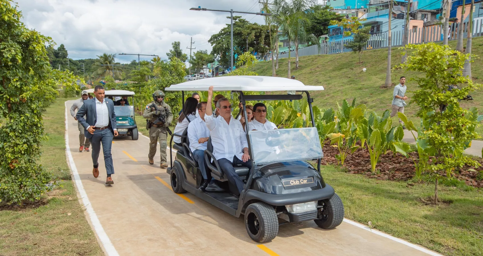 El presidente Abinader junto al director de la CAASD recorrieron el nuevo parque en el centro de Cristo Rey.