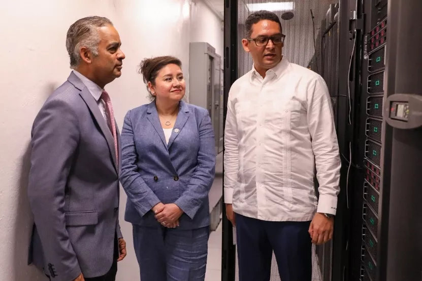 Joel Santos, Patricia Aguilera y Randolfo Rijo en el Centro 911.