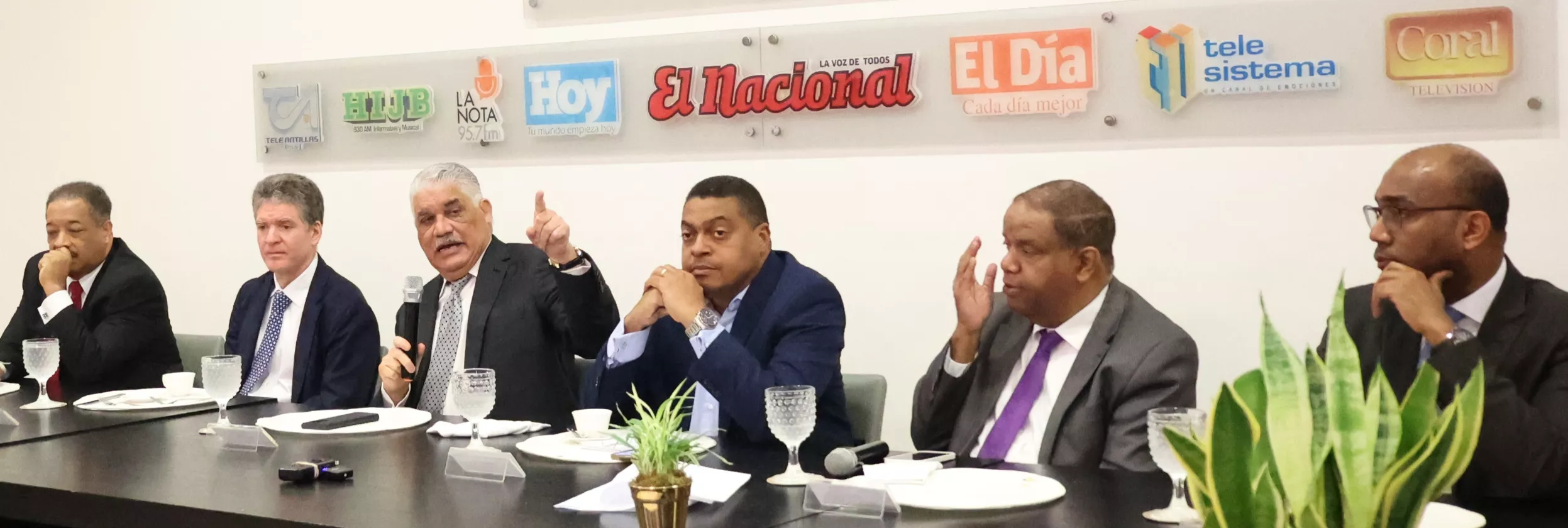 Roberto Rosario, Alfredo Corripio, Miguel Vargas, Jos é P. Monegro,  Danilo Díaz y Nathanael Concepción  en el Almuerzo del Grupo de Comunicaciones Corripio.  JOSÉ DE LEÓN