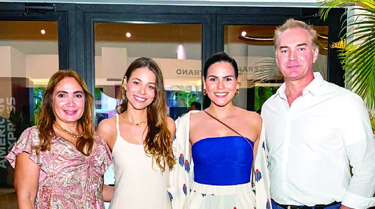 Loida Kycek, Juliana Molina, Karina Banda y Jason Kycek.