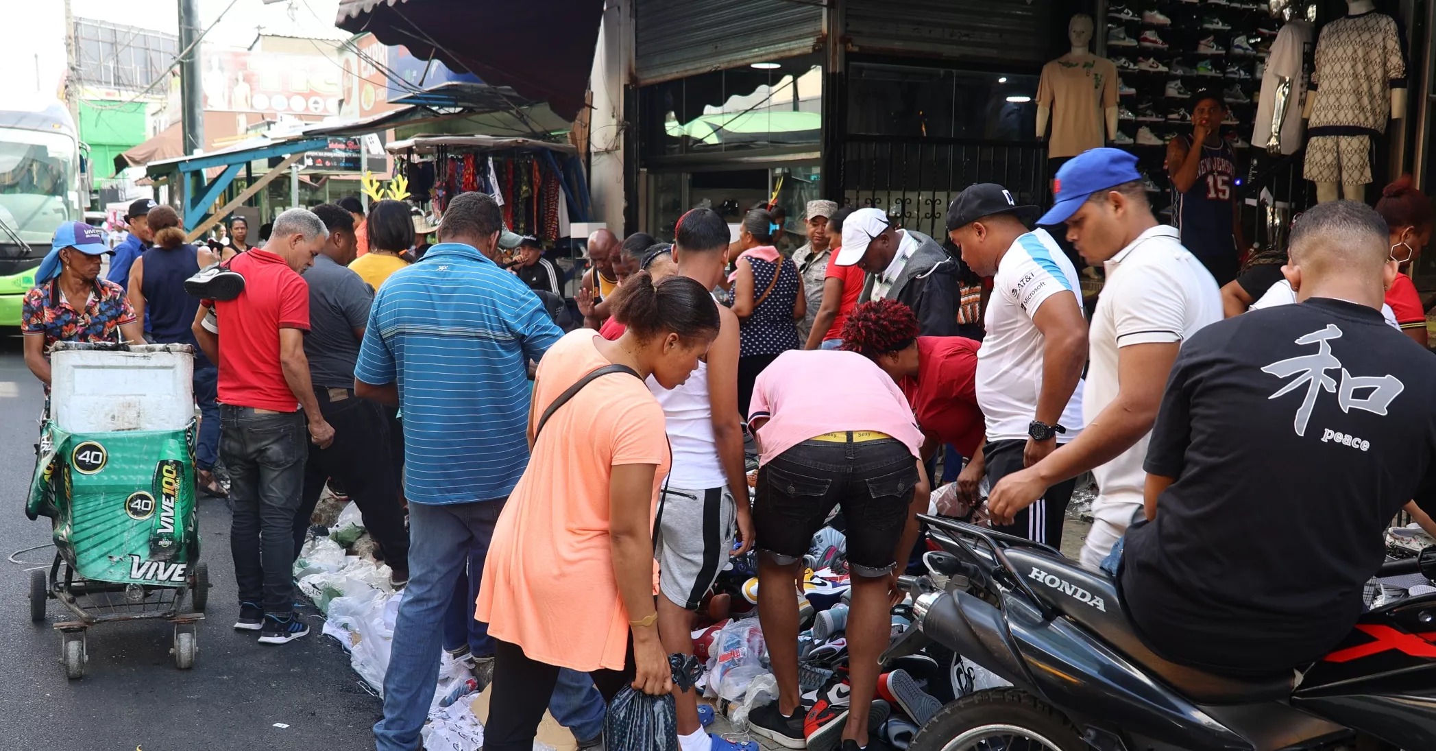 Consumidores aprovechando oferta de tenis en la avenida 27 de Febreo, en la Duarte, donde se realizó una hora loca de precios bajos.  Arlenis Castillo