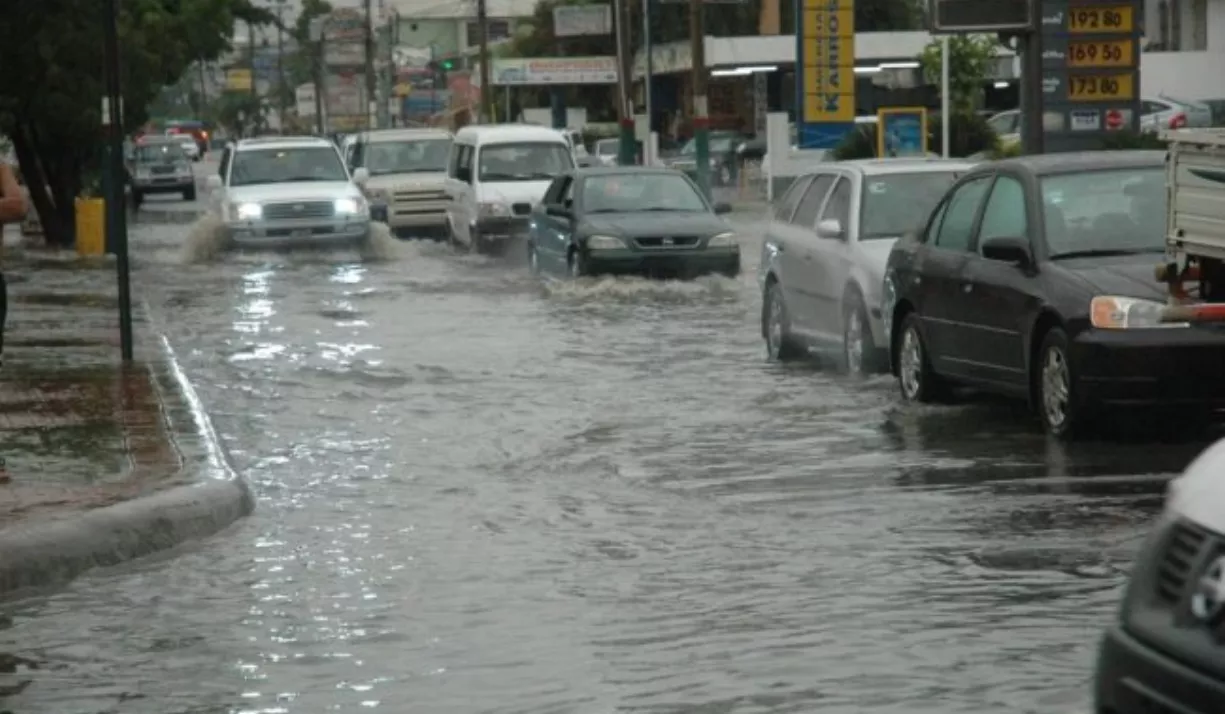 Cientos de vehículos quedaron inundados en las vías del Gran Santo Domingo.
