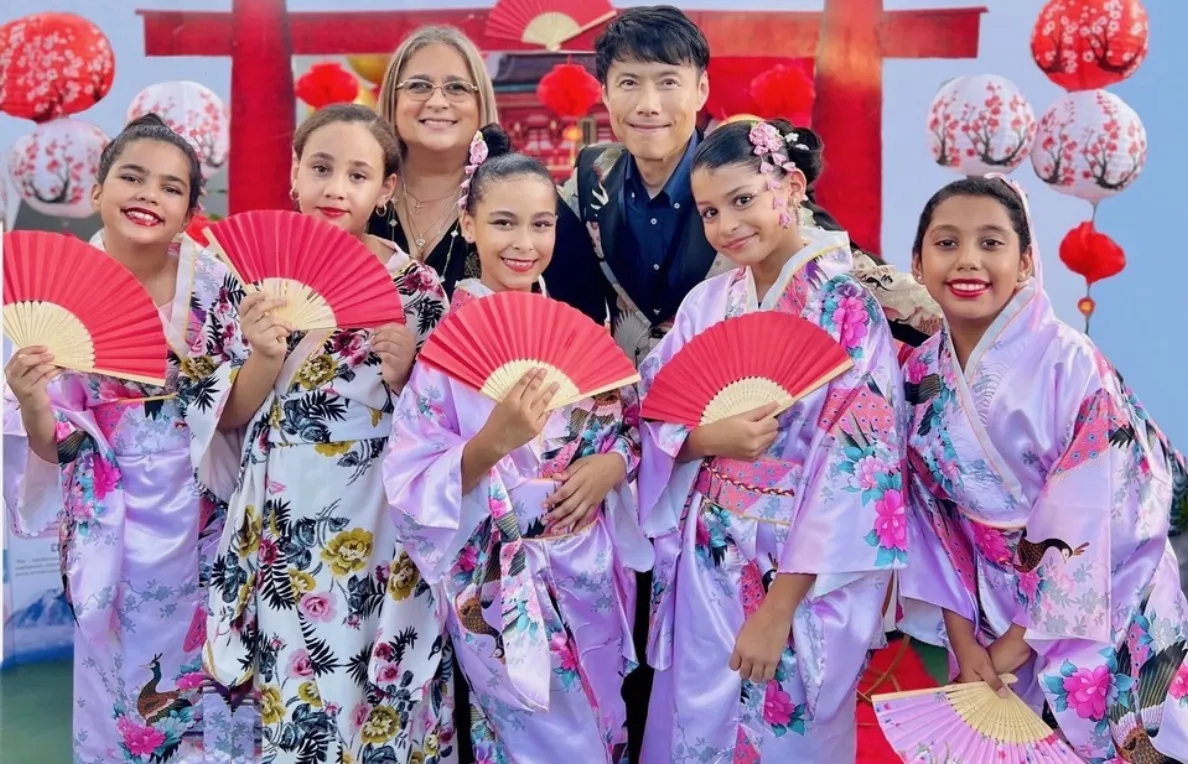 Keigo Yamamoto, primer secretario, encargado de Política y Cultura de la Embajada de Japón, visita el espacio dedicado a su país.
