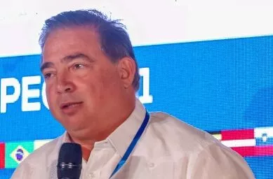 Héctor Porcella al dirigirse a los participantes del evento.