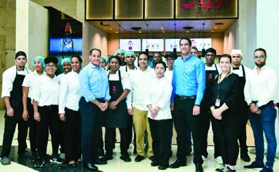 Los ejecutivos de la empresa junto a sus colaboradores.