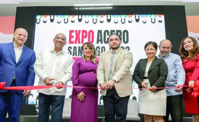 Representantes de ambas entidades junto al ministro de Obras Públicas,  cortan la cinta.