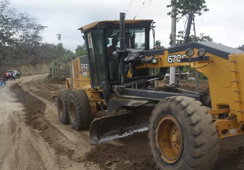 Se entregará tractores para reparar caminos vecinales.