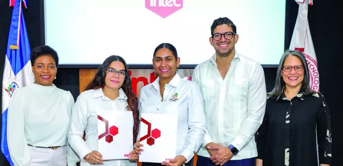 Graduandas recibiendo sus diplomas junto a Belissa Best de Santos, Gregorio Tapia y Yara Hernández.