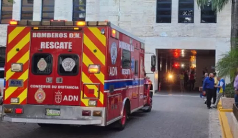 Brigadas mientras sofocan el conato de incendio.