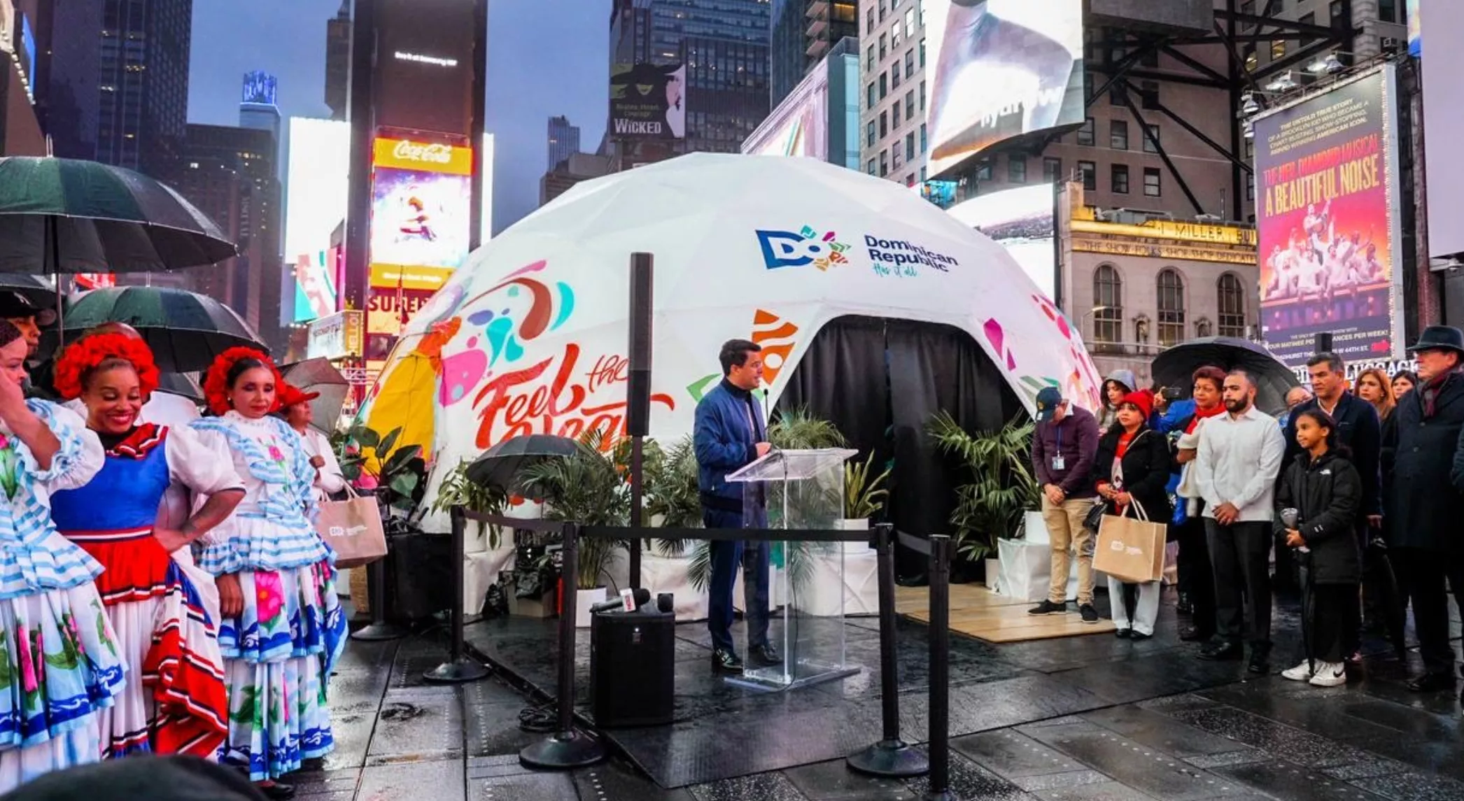 Durante el acto de clausura en Times Square, el ministro Collado calificó como un éxito la exhibición Change the Season.