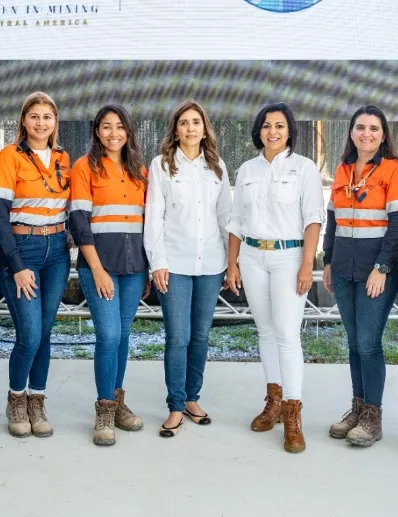 Parte del club Mineralógico Juvenil de Barrick.